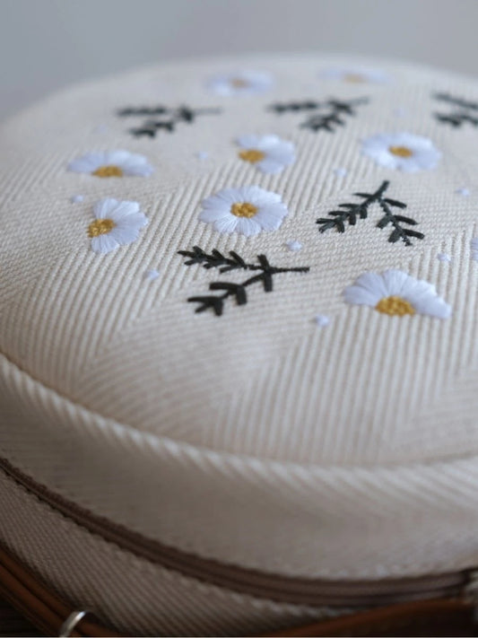 Papatya Nakışlı Yuvarlak Kanvas Çanta Ekru