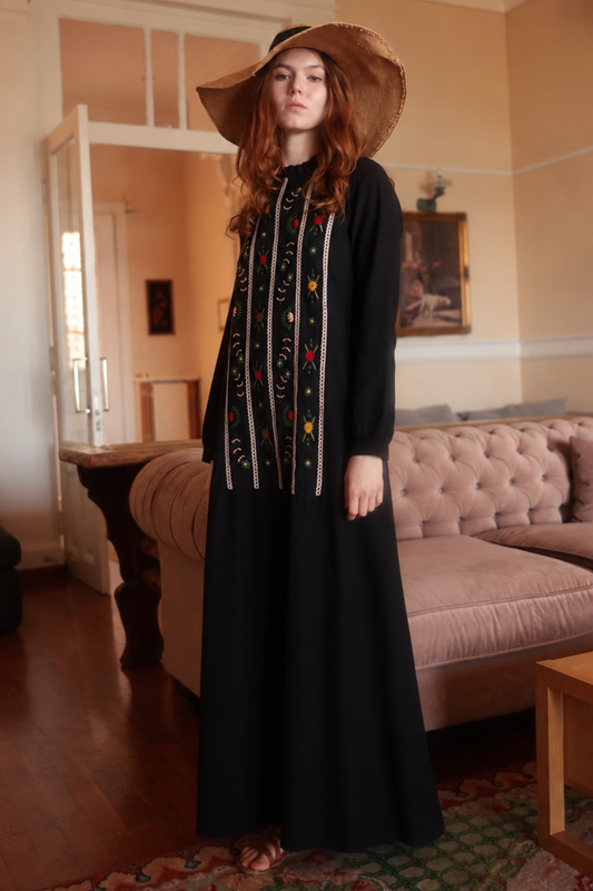 
Eliz Dantel Detaylı Omuzdan Düğmeli Elbise Siyah