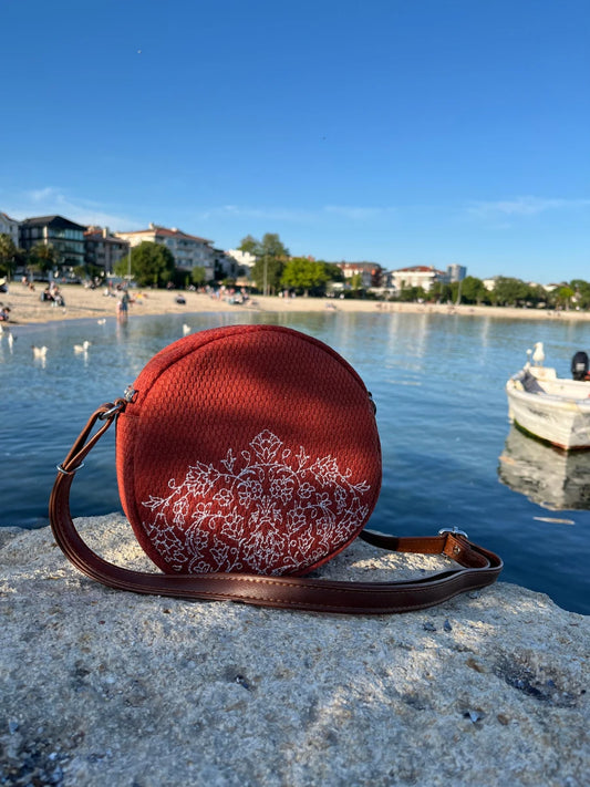 Çiçek Kolaj Nakışlı Yuvarlak Kahverengi Çanta