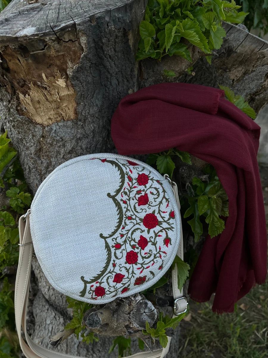 Lalezar Nakışlı Yuvarlak Krem Çanta