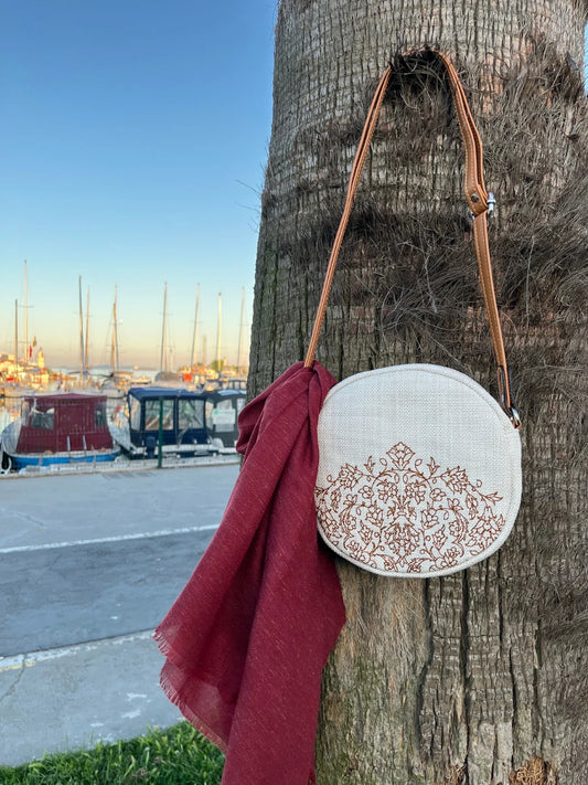 Çiçek Kolaj Nakışlı Yuvarlak Bej Çanta