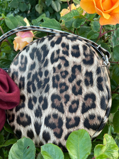 
Leopar Desen Yuvarlak Çanta
