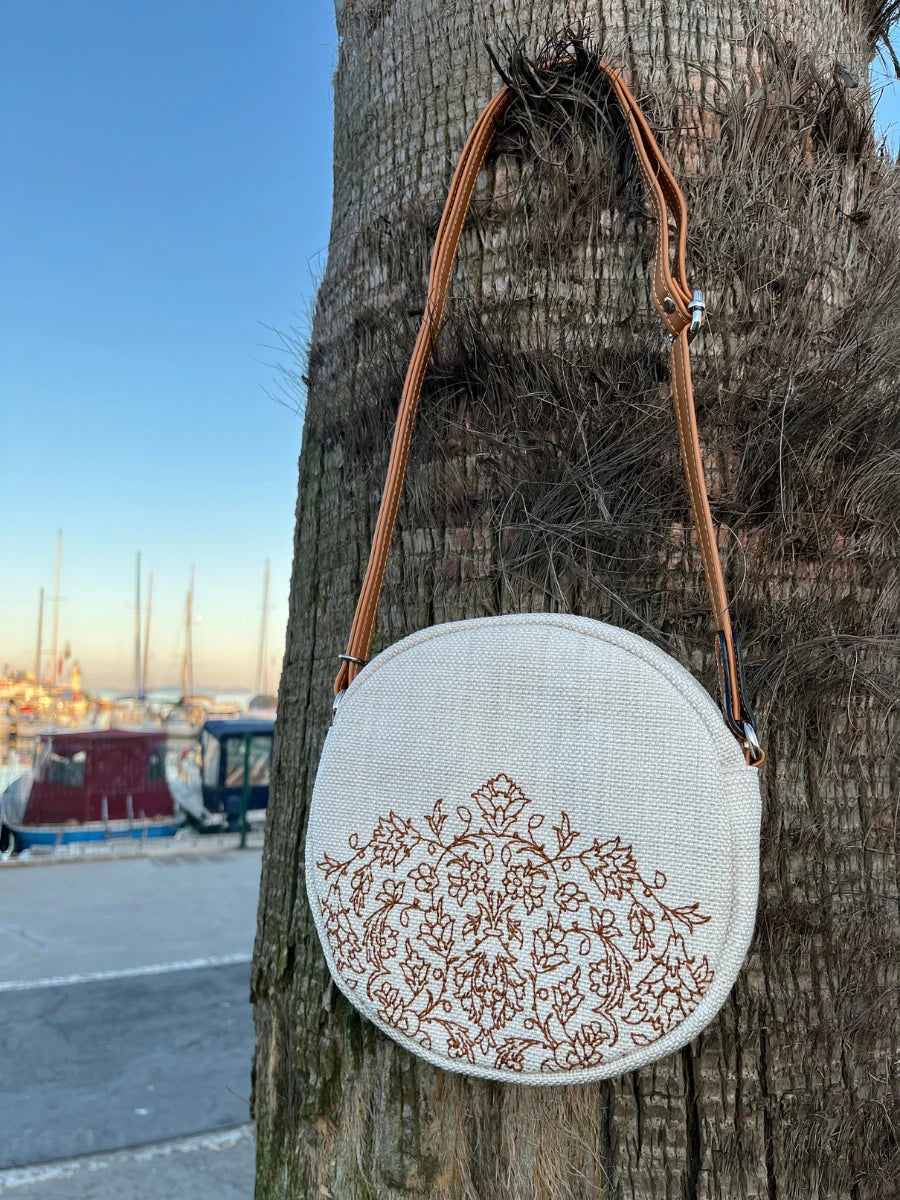 Çiçek Kolaj Nakışlı Yuvarlak Bej Çanta