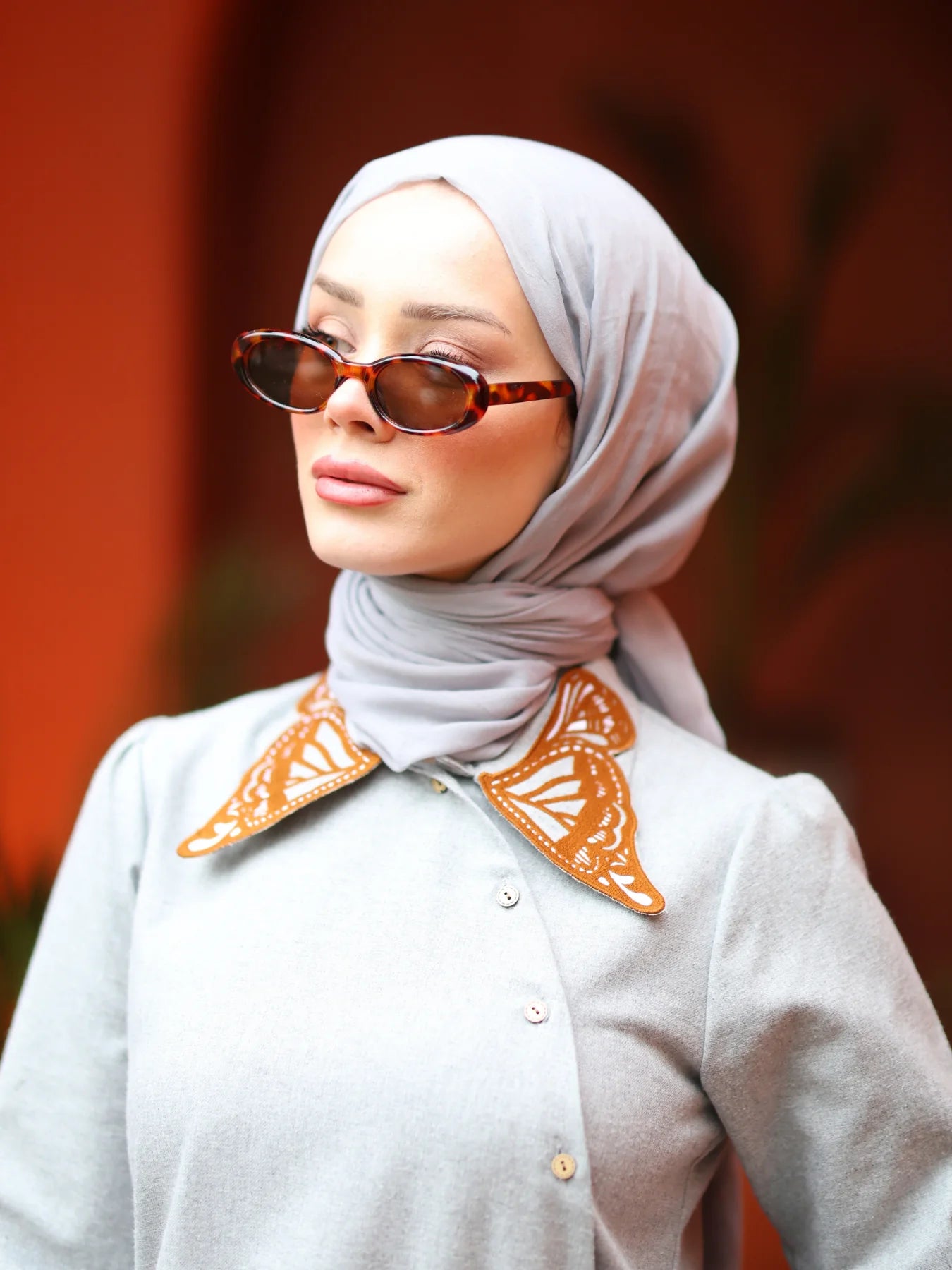 Kelebek Yaka Elbise Gri