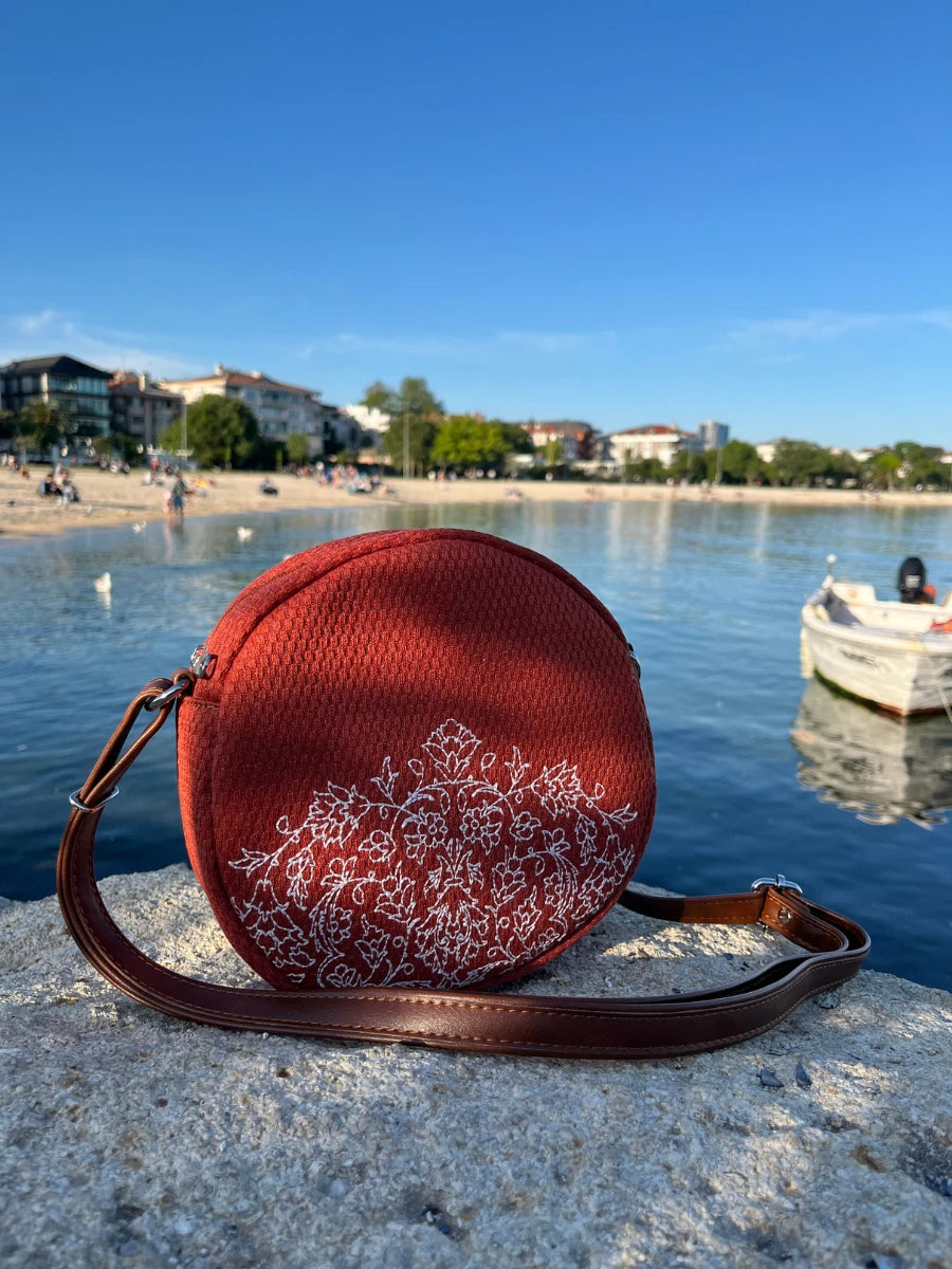 Çiçek Kolaj Nakışlı Yuvarlak Kahverengi Çanta