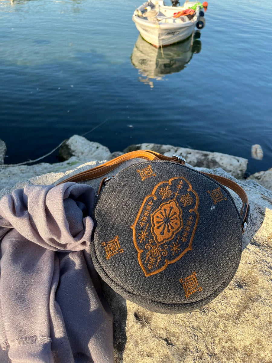Anadolu Nakışlı Yuvarlak Koyu Antrasit Çanta