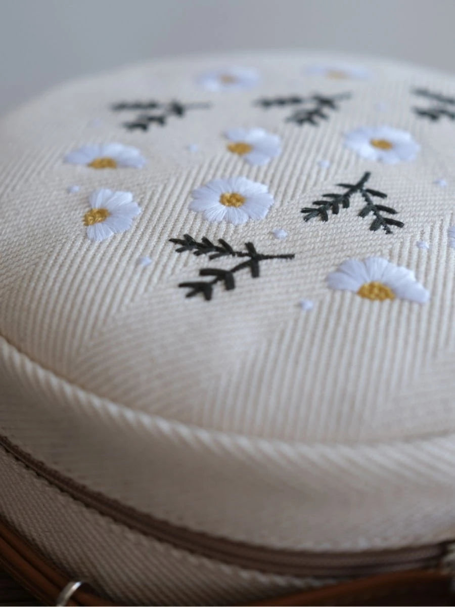 Papatya Nakışlı Yuvarlak Kanvas Çanta Ekru